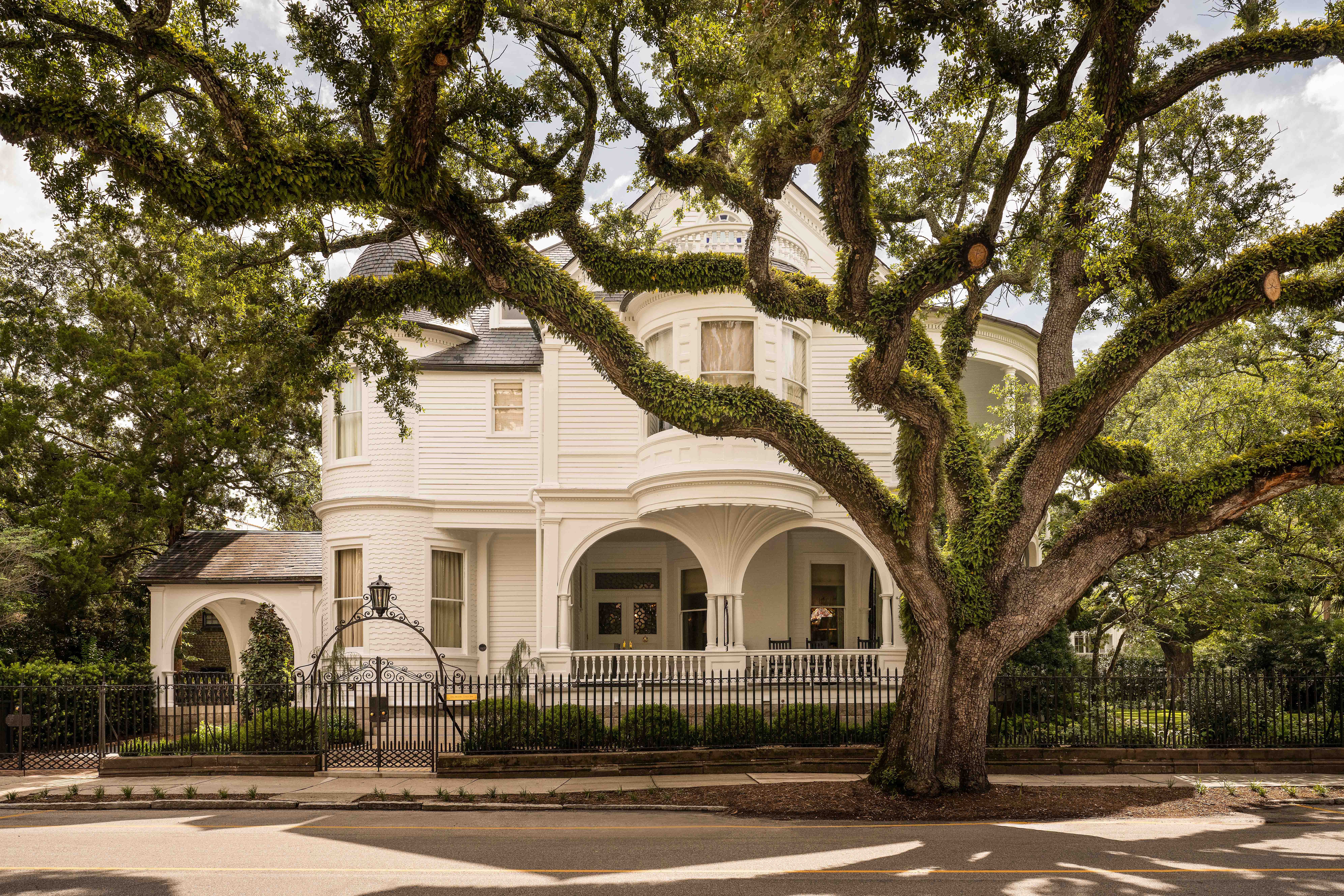 PRESS: Preservation Society Recognizes Two Meeting Street Inn